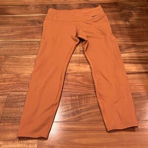 Nike dry-fit leggings size medium(8-10) cutting in the side of the pants.